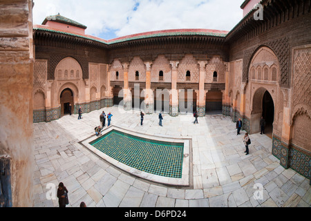 Les touristes visitant la Médersa Ben Youssef, l'ancienne école coranique islamique, ancienne Médina, Marrakech, Maroc, Afrique du Nord, Afrique Banque D'Images