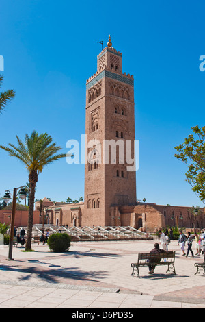 Homme marocain s'assit sur un banc en face de la Koutoubia, Marrakech, Maroc, Afrique du Nord, Afrique Banque D'Images