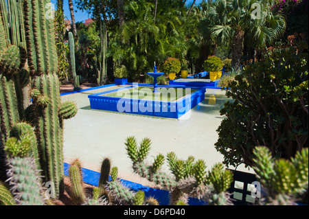 Fontaine bleue et cactus dans les jardins Majorelle (jardins d'Yves Saint-Laurent), Marrakech, Maroc, Afrique du Nord, Afrique Banque D'Images