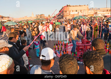 Les marocains de jouer aux jeux à la place Jamaa El Fna, Marrakech, Maroc, Afrique du Nord, Afrique Banque D'Images