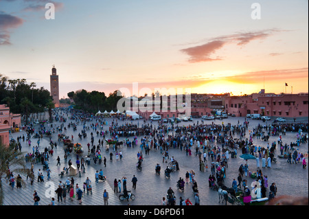Place Djemaa El Fna et la mosquée Koutoubia au coucher du soleil, Marrakech, Maroc, Afrique du Nord, Afrique Banque D'Images