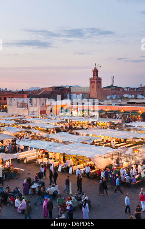 Vue de la Place Djemaa el Fna le soir, Marrakech, Maroc, Afrique du Nord, Afrique Banque D'Images