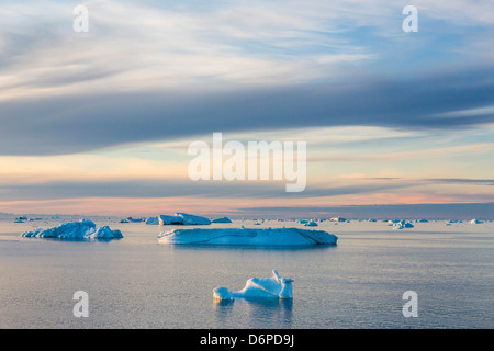 Icebergs dans Kong Oscar Fjord, au nord-est du Groenland, les régions polaires Banque D'Images