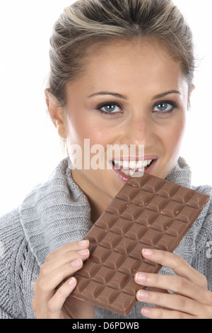 Woman Eating Chocolate Bar Banque D'Images