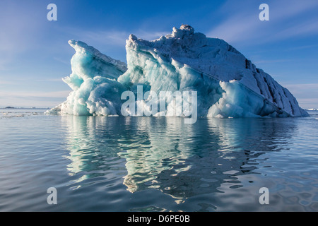 Iceberg, Vikingbukta (Viking Bay), Scoresbysund, au nord-est du Groenland, les régions polaires Banque D'Images