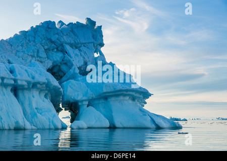 Iceberg, Vikingbukta (Viking Bay), Scoresbysund, au nord-est du Groenland, les régions polaires Banque D'Images