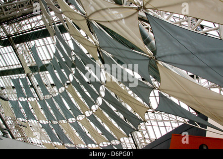 Élément décoratif stores solaires dans shopping centre Banque D'Images