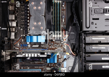 Close up de la carte mère à l'intérieur d'un PC de bureau. Banque D'Images