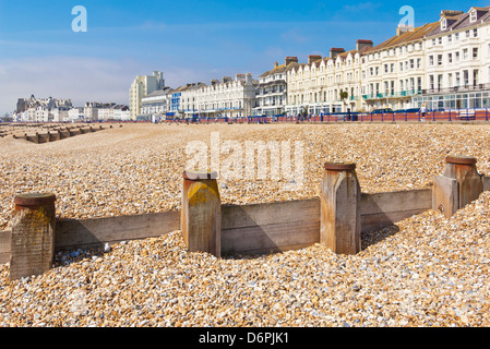 Eastbourne Beach Pebble Shingle plage et groynes, hôtels sur la promenade du front de mer, Eastbourne, East Sussex, Angleterre, GB, Royaume-Uni, Europe Banque D'Images