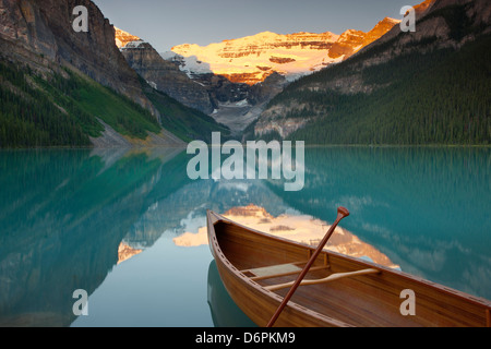 Canoe on Lake Louise au lever du soleil, Banff National Park, site du patrimoine mondial de l'UNESCO, de l'Alberta, des montagnes Rocheuses, Canada Banque D'Images