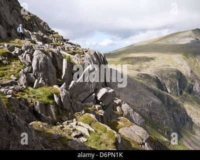 Une femelle hill walker jouit de la vue sur Devil's Kitchen les aînés de Ridge, Glyder Fawr, Snowdonia. Banque D'Images