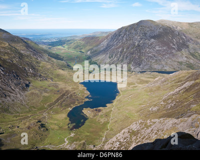 Les aînés de Snowdonia : Voir l'ensemble de la crête, le MCG Idwal Nant Ffrancon à la côte. Llyn Idwal et Pen An Wen Ole en vue. Banque D'Images