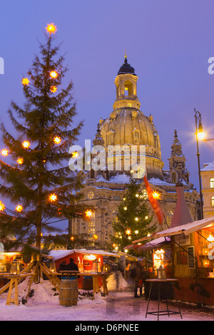 Marché de Noël de la Neumarkt avec la Frauenkirche (église) à l'arrière-plan, Dresde, Saxe, Allemagne, Europe Banque D'Images