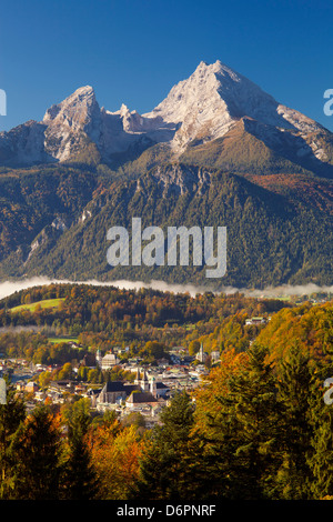 Aperçu de Berchtesgaden en automne avec la montagne Watzmann en arrière-plan, Berchtesgaden, Bavaria, Germany, Europe Banque D'Images