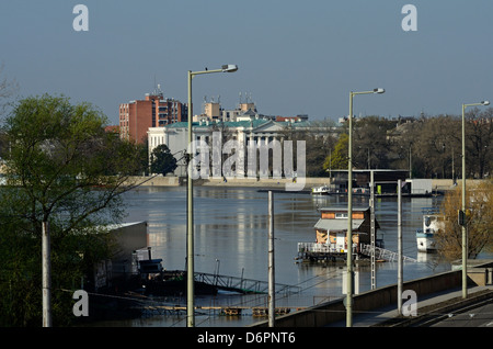 L'inondation sur la rivière Tisza à Szeged Hongrie CEE en arrière-plan est Móra Ferenc Museum Banque D'Images