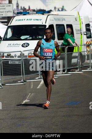 Feyisa Lilesa en compétition pour l'Éthiopie dans le Marathon de Londres 2013 Banque D'Images