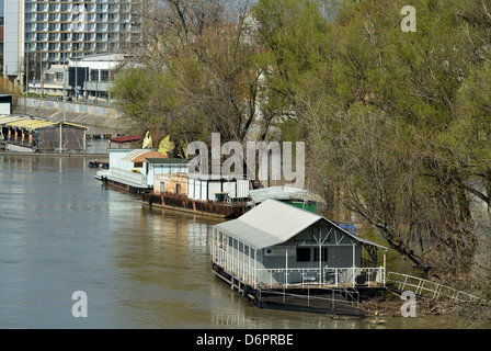L'inondation sur la rivière Tisza à Szeged Hongrie FEC à bateaux Banque D'Images