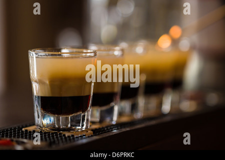 Faire des clichés dans barman de nuit. Bar à cocktails et liqueurs à coups de cocktail Banque D'Images