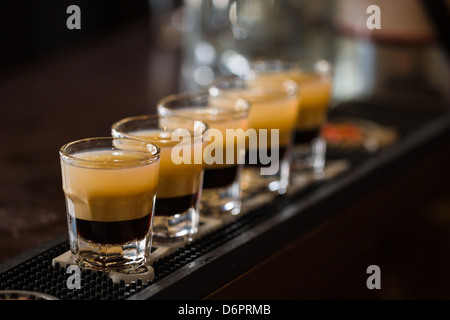 Faire des clichés dans barman de nuit. Bar à cocktails et liqueurs à coups de cocktail Banque D'Images