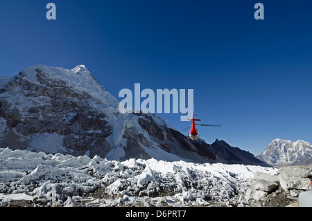 L'Asie, Népal, Himalaya, parc national de Sagarmatha, Solu Khumbu Everest Région, Site de l'Unesco, hélicoptère survolant des pinacles de glace Banque D'Images