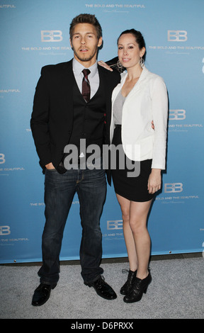 Scott Clifton et fiancée Nicole Lampson 25e anniversaire d'ARGENT POUR LA SOCIÉTÉ CANADIENNE DU SANG' 'Gloire et Beauté' tenue à Hill Banque D'Images