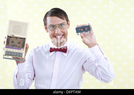 Man Holding vieille cassette audio Banque D'Images