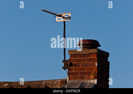 Antenne de télévision domestique cheminée sur toit de maison Banque D'Images