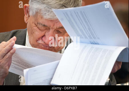 Berlin, Allemagne. 22 avril, 2013. Un participant lit le programme attentivement l'Asie centrale Conférence économique à Berlin, Allemagne, 22 avril 2013. Photo : MAURIZIO GAMBARINI/dpa/Alamy Live News Banque D'Images