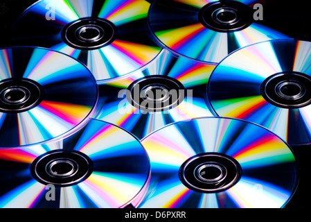 Une collection de cd, dvd avec des reflets de couleur arc-en-ciel Banque D'Images