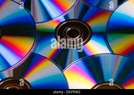 Une collection de cd, dvd avec des reflets de couleur arc-en-ciel Banque D'Images