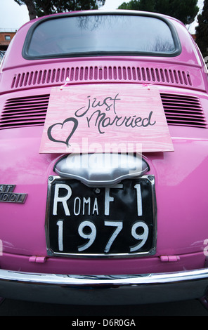 ROME, ITALIE. Vue arrière d'une Fiat 500C rose vif avec 'Just Married'. L'année 2013. Banque D'Images