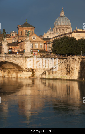 ROME, ITALIE. L'aube d'une vue sur le Tibre, le Ponte Vittorio Emanuele II et la Basilique de Saint Pierre. L'année 2013. Banque D'Images