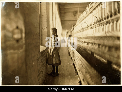 Lewis Hine : spinner, 11 ans, Rhodes Manufacturing Co., Troy, New York, 1908 Banque D'Images