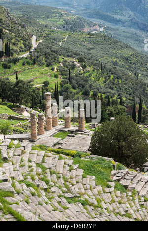 Regardant vers le bas sur le Temple d'Apollon et le théâtre à l'ancien site de Delphes, en Thessalie, Grèce centrale Banque D'Images