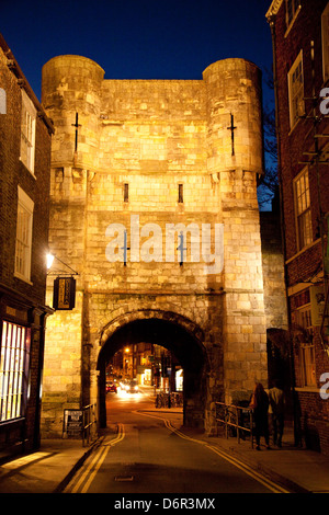 Bar Bootham Gate, une partie des anciens murs de la ville de nuit, York, Yorkshire, UK Banque D'Images