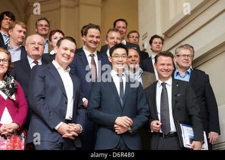 Allemagne, Berlin. 22 avril, 2013. Philipp Rösler (FDP), Ministre fédéral de l'économie et de la technologie, a présenté de nouvelles le président du conseil consultatif Prof. Dr Tobias Kollmann. Credit : Reynaldo Chaib Paganelli/Alamy Live News Banque D'Images