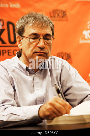 Écrivain turc Orhan Pamuk signe des livres à un libraire de Prague au cours de Prague Writers' Festival Banque D'Images