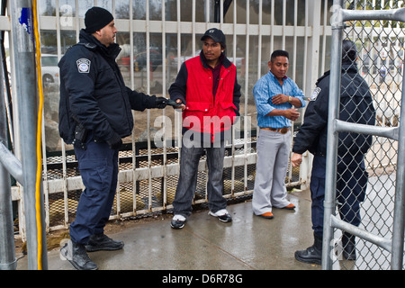 L'US Customs and Border Protection Agency vérifier les documents des Mexicains d'entrer aux États-Unis à la frontière de San Luis, 16 février 2012 à San Luis, AZ. Banque D'Images