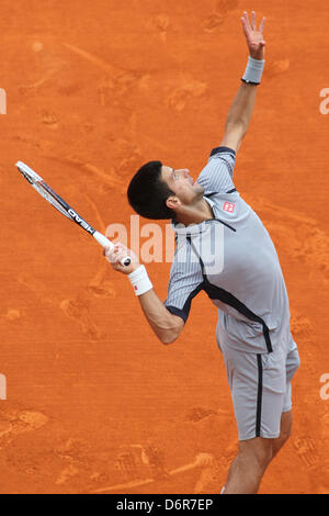 MONTE CARLO, MONACO - 20 avril : Novak Djokovic de Serbie sert la balle pendant le match de demi-finale contre Fabio Fognini de l'Italie (non photo) le jour 5 de l'ATP Masters de Monte Carlo, du Monte-Carlo Sporting Club le 20 avril 2013 à Monte-Carlo, Monaco. (Photo de Mitchell Gunn/ESPA) Banque D'Images