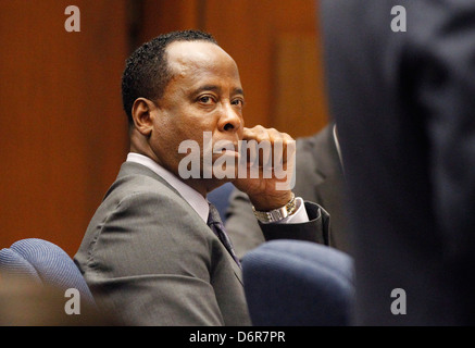 Le Dr Conrad Murray est à l'écoute de témoignages s pendant le procès de Murray dans la mort de la pop star Michael Jackson Los Angeles, Californie Banque D'Images