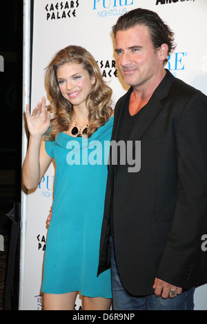 AnnaLynne McCord et Dominic Purcell AnnaLynne McCord de "90210" pour la reconstruction de la femme Projet St Bernard at Pure Banque D'Images