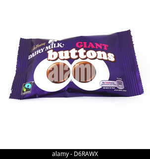 Cadbury's Boutons Chocolat géant sur un fond blanc Banque D'Images