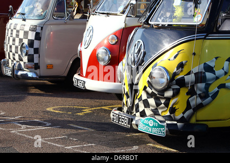 Brighton Breeze 2011 Le VW show a pris part à la journée la plus chaude jamais enregistrée en octobre au Royaume-Uni VW Camping-cars alignés, Brighton Banque D'Images