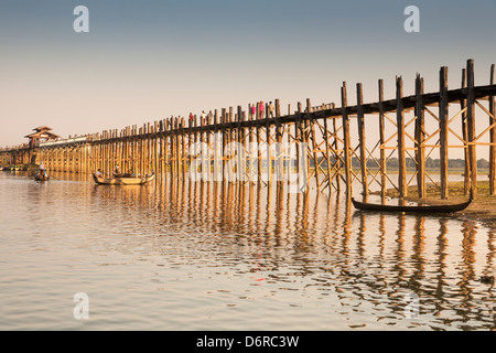 U Bein, Pont en bois de teck le plus long du monde, traversant le lac Taungthaman passerelle, Amarapura, Mandalay, Myanmar (Birmanie), Banque D'Images