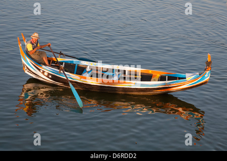 Son bateau aviron batelier sur le lac Taungthaman, Amarapura, Mandalay, Myanmar (Birmanie), Banque D'Images