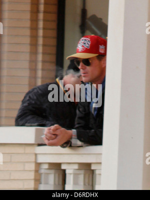 Eric Dane fumer une cigarette tout en laissant magasin Barneys New York à Beverly Hills le port d'un San Francisco 49ers hat Los Banque D'Images