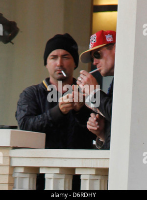 Eric Dane allumer une cigarette sur le balcon tout en laissant magasin Barneys New York à Beverly Hills le port d'un San Francisco Banque D'Images