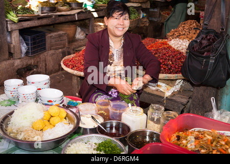 Dame vendant de la nourriture au marché, Pyin Oo Lwin, également connu sous le nom de pyin u lwin (Maymyo, et Mandalay, Myanmar (Birmanie), Banque D'Images