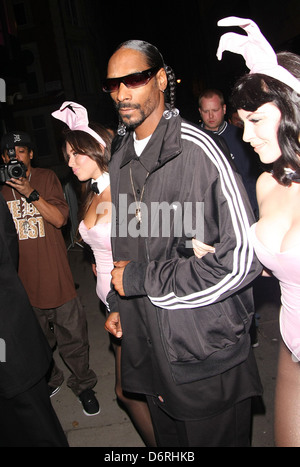 Snoop Dogg avec pink Bunny girls à la Playboy Club a Londres, Angleterre - 10.10.11 Banque D'Images