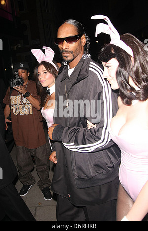 Snoop Dogg avec pink Bunny girls à la Playboy Club a Londres, Angleterre - 10.10.11 Banque D'Images